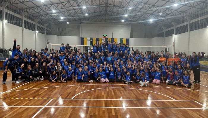Foto - Assessoria Cresol Integração reforça apoio ao esporte na entrega dos uniformes 2025 da Asavolei